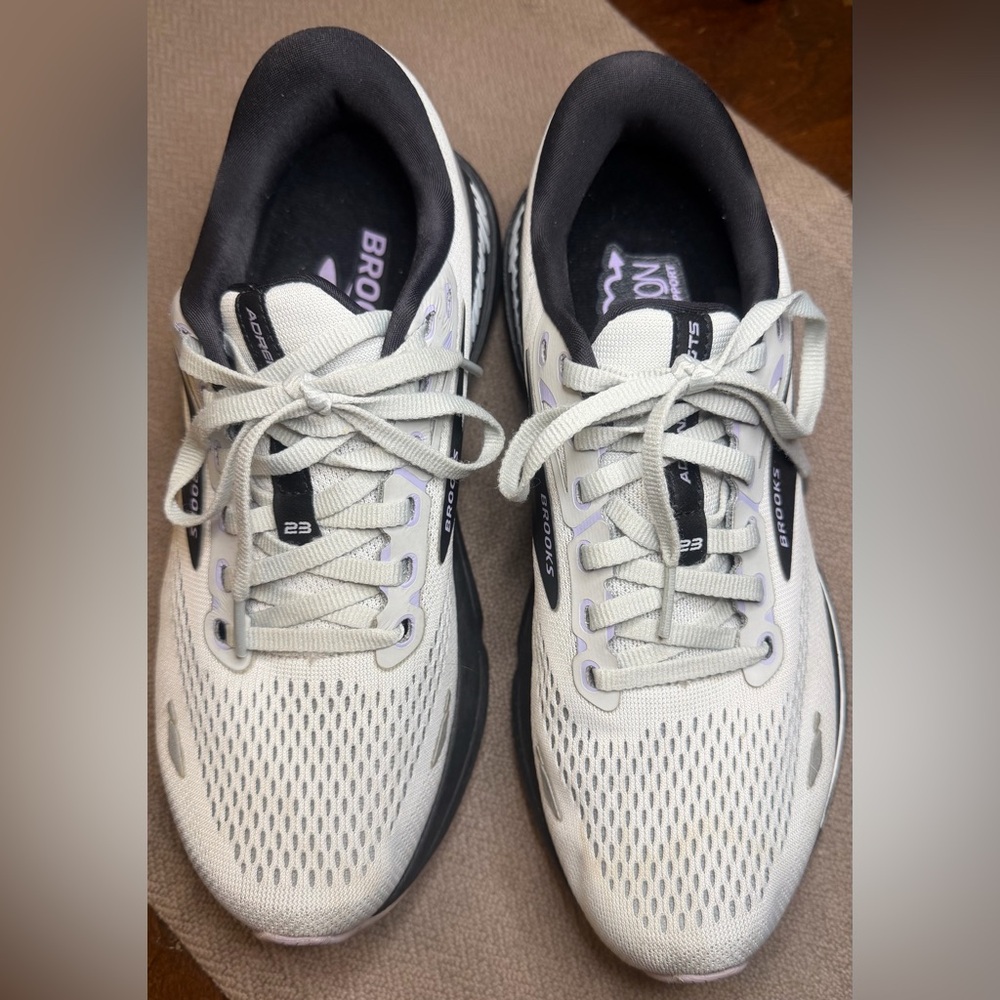 Brooks Women's Adrenaline GTS 23
Size 8.5 - Picture 5 of 8